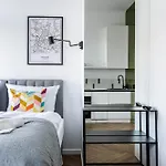Nowoczesne I Stylowe Studia Very Berry W Poznaniu By Renters Appartamento Poznań