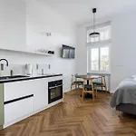 Nowoczesne I Stylowe Studia Very Berry W Poznaniu By Renters * Poznań