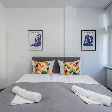 Nowoczesne I Stylowe Studia Very Berry W Poznaniu By Renters * Poznań