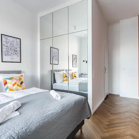 Nowoczesne I Stylowe Studia Very Berry W Poznaniu By Renters Διαμέρισμα
