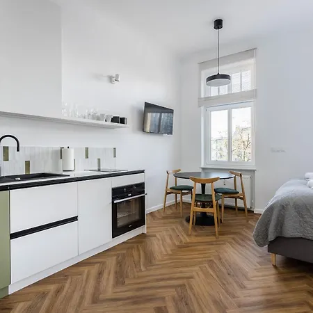 Nowoczesne I Stylowe Studia Very Berry W Poznaniu By Renters * Πόζναν