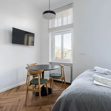 Nowoczesne I Stylowe Studia Very Berry W Poznaniu By Renters