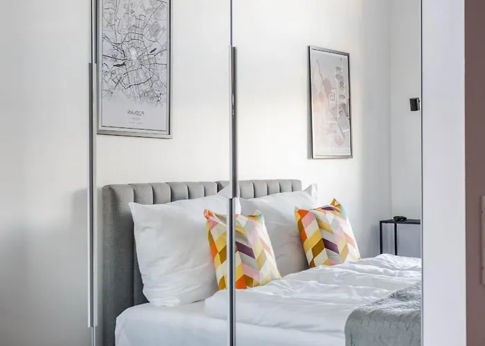 Nowoczesne I Stylowe Studia Very Berry W Poznaniu By Renters Lejlighed Poznań