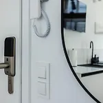 Nowoczesne I Stylowe Studia Very Berry W Poznaniu By Renters Πόζναν