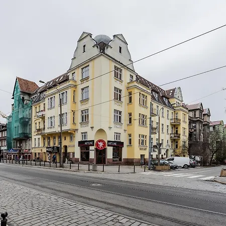 Nowoczesne I Stylowe Studia Very Berry W Poznaniu By Renters * ポズナン