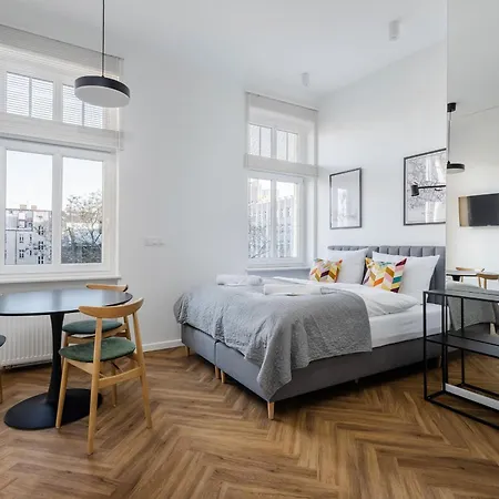 Nowoczesne I Stylowe Studia Very Berry W Poznaniu By Renters Apartment *