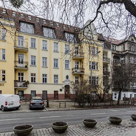 Nowoczesne I Stylowe Studia Very Berry W Poznaniu By Renters Poznaň