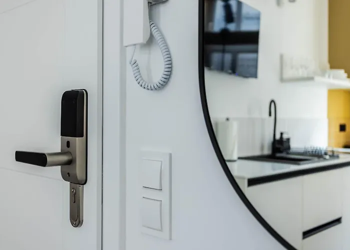 Nowoczesne I Stylowe Studia Very Berry W Poznaniu By Renters Poznan