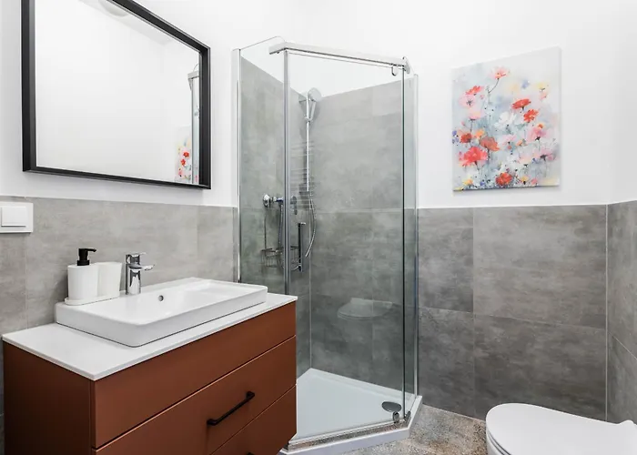 Nowoczesne I Stylowe Studia Very Berry W Poznaniu By Renters * Poznan