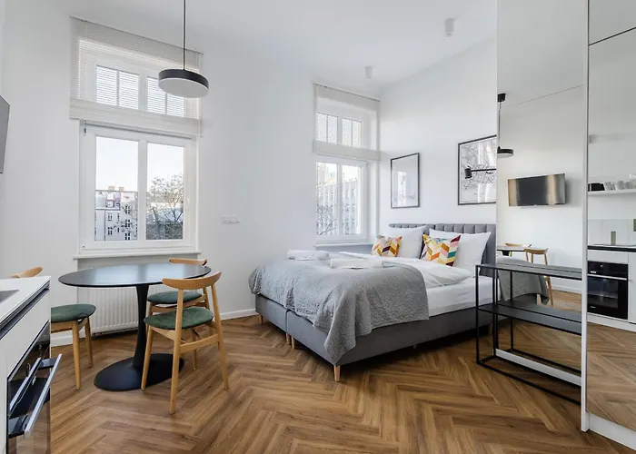 Nowoczesne I Stylowe Studia Very Berry W Poznaniu By Renters Apartment *