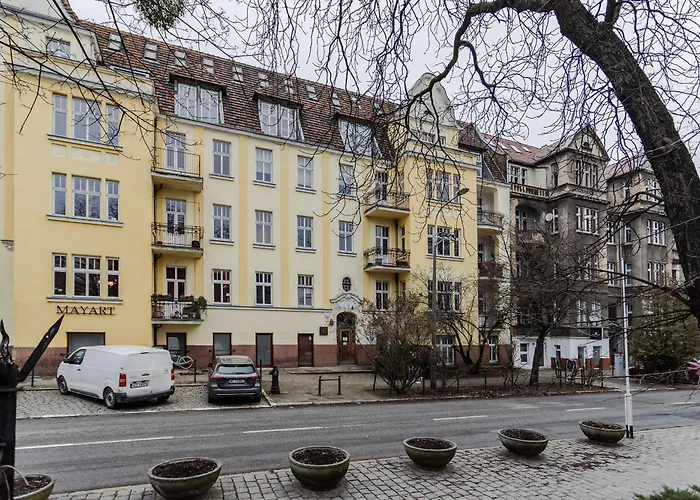 Nowoczesne I Stylowe Studia Very Berry W Poznaniu By Renters Poznan